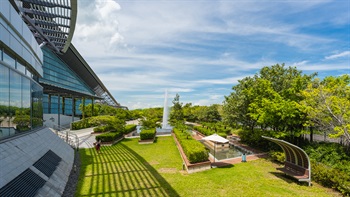 As the name suggests, the fountain garden has a high-shooting fountain as the focus point of the garden, bringing the dynamic sound of water splashing and movement to the calming landscape.